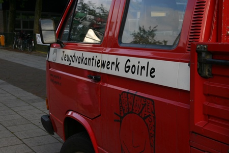 Het bekende rode busje van Jeugdvakantiewerk Goirle
