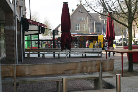 Lege terrassen in Goirle, maar rij voor de afhaalkip op de markt