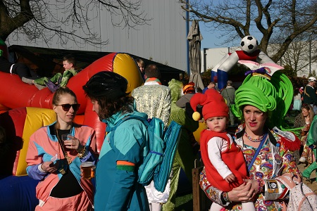 Carnaval in Goirle-Riel: Jong en oud gaan los