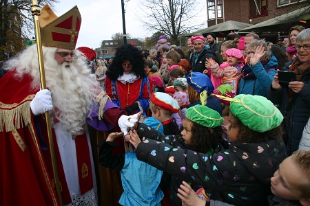 Sinterklaas komt te voet in Goirle aan