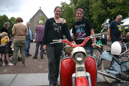 Op het Kloosterplein Goirle keken Toon en Abcovia ook naar de Oldtimers